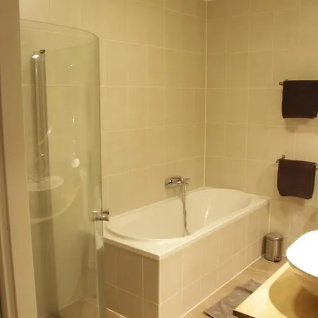 Luxury Center Two-bedroom With Private Parking *non Smoking* Apartment
